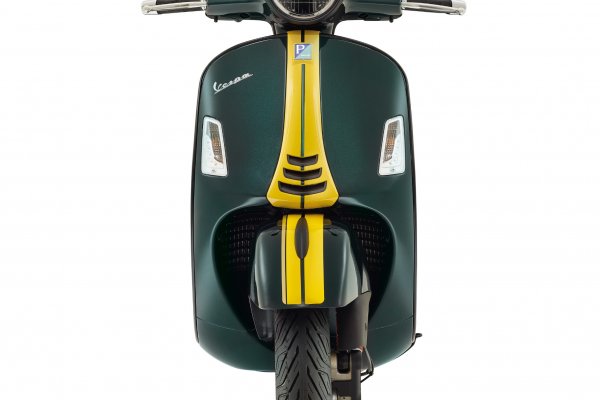 Vespa_GTS_Racing_vede_front_bianco